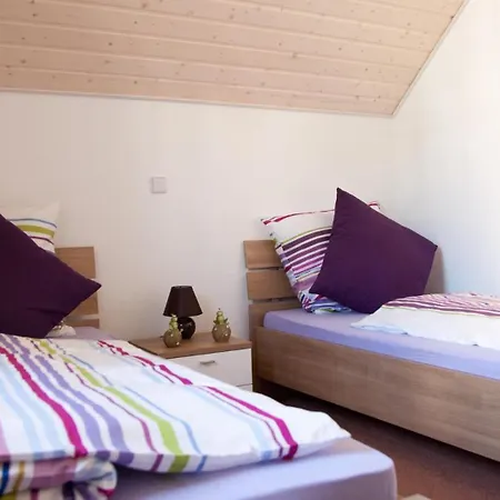 Apartment Fischerliesel Fuer Bis Zu 4 Personen Mit Kaminofen Und Whirlpool - Haustiere Herzlich Willkommen, Direkt Am Hafen Greetsiel